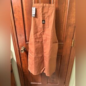 BERNE NWT Brown Utility Work Apron with Sturdy Fabric. One size fits all
